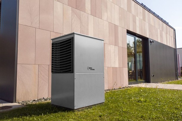 Residential heat pump unit providing efficient heating and cooling